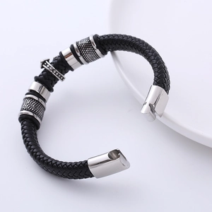 Bracciale da uomo in pelle nera intrecciata con chiusura in acciaio inossidabile argento