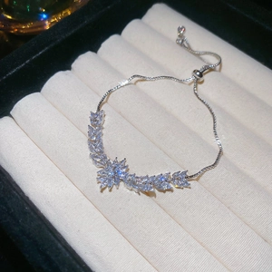 Vue détaillée du bracelet épi de blé en argent avec zircons brillants et fermoir coulissant