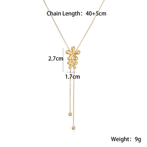 Detail view showing gold floral heart pendant necklace dimensions and 9g weight