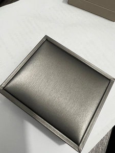 Dettaglio della scatola regalo per gioielli rettangolare grigio metallo spazzolato