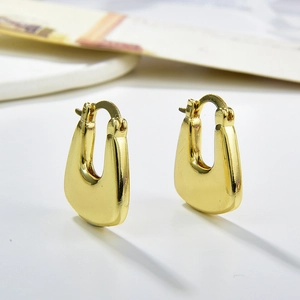 Eleganti orecchini a cerchio cavi a forma di U placcati in oro 18K per donna su fondo bianco