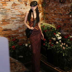Détail de robe longue marron à imprimé floral vintage avec fines bretelles