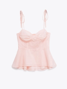 Top rosa peplum con spalline sottili e dettaglio plissettato sul petto su sfondo bianco