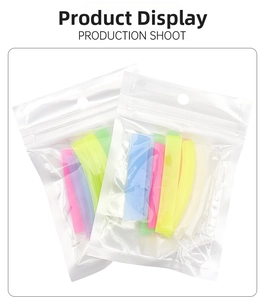 Gros plan de coussinets de rehaussement de cils en silicone colorés en sachets individuels