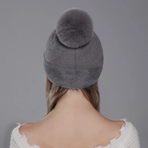 Bonnet d'hiver en tricot gris foncé pour femme avec pompon en fausse fourrure douce