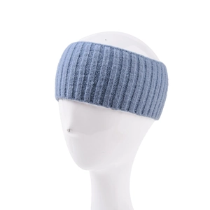 Detail van blauwe gebreide hoofdband met verticale ribstructuur voor wintersporten