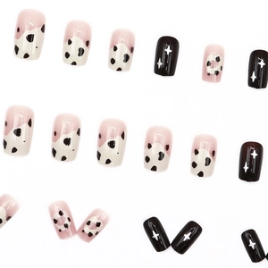 Faux ongles adhésifs avec motifs vache rose et étoiles noires de forme carrée courte