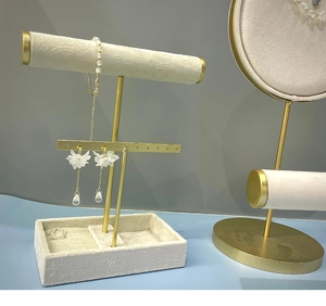 Support bijoux doré en T avec barres en velours beige et présentoirs à boucles
