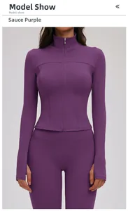 Detail der pflaumenlila Slim Fit Yoga-Jacke mit Stehkragen und Daumenlochärmeln