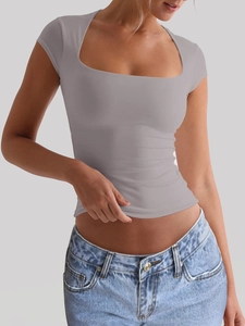 Détail du t-shirt de yoga gris à col carré et manches courtes porté par le modèle