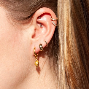Set de boucles d'oreilles dorées en argent S925 avec perle et zircon sur mannequin