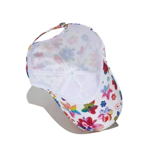 Detail der floralen Basecap-Innenseite mit weißem Futter und verstellbarer Metallschnalle