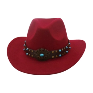 Dettaglio di un cappello da cowboy vintage rosso con cinturino in pelle e turchese