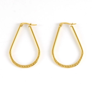 Vue détaillée des boucles d'oreilles goutte plaquées or 18K avec gravure motif serpent