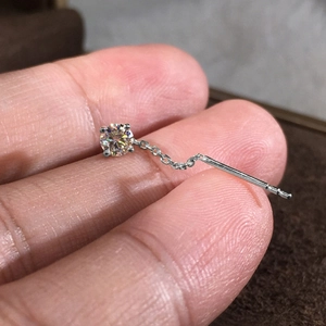 Dettaglio dell'orecchino a filo in argento con zircone cubico quadrato lucido