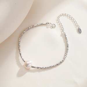 Detailed view of S925 sterling silver chain with a natural freshwater pearl and S925 tag