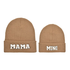 Dettaglio di cappelli in maglia kaki per genitore e bambino con ricamo MAMA e MINI