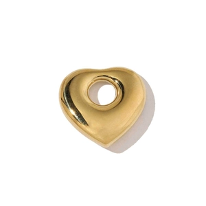 Détail macro du pendentif cœur en or poli avec trou rond creux en acier inoxydable