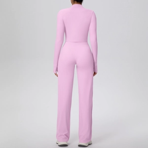 Détail du tissu rose micro-brossé sur le haut à manches longues et le pantalon large