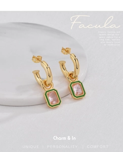 Dettaglio macro di orecchini vintage con smalto verde e pietre di zircone rosa
