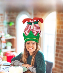 Détail du chapeau d'elfe à rayures rouges et blanches avec bords verts et clochettes