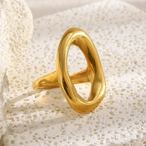 Vue détaillée d'une bague géométrique ajourée en plaqué or 18K sur pierre blanche