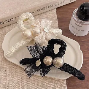 Pinces à cheveux élégantes en dentelle et perles en noir et crème pour chignons
