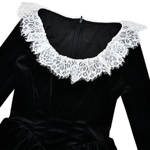 Gros plan sur la robe en velours noir avec col en dentelle blanche et fermeture éclair