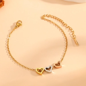Bracciale in acciaio al titanio con pendenti a cuore in finiture oro, argento e rosa