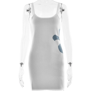 Détail de la mini-robe en tricot blanc avec motif floral bleu et bretelles fines