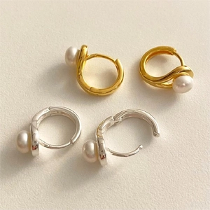 Detailed view of 925 silver pearl hoop earrings in gold and silver finishes