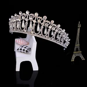 Corona da sposa argentata con strass scintillanti ed eleganti perle a goccia