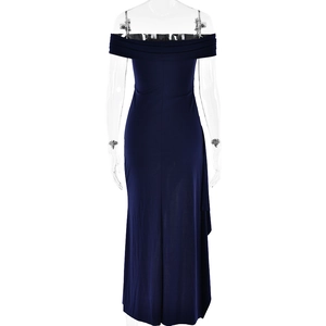 Vue détaillée du dos d'une robe bustier bleu marine avec des fronces et une fente haute