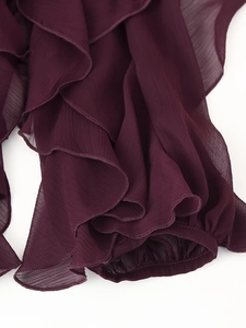 Dettaglio del design a balze e del tessuto in chiffon plissettato viola scuro
