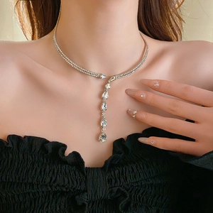 Gros plan détaillé d'un collier ras du cou en zircon argenté avec pampilles goutte d'eau