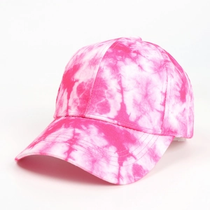 Détail de la casquette de baseball tie-dye rose et blanc en coton au design six pans