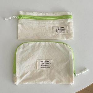 Bolsas de viaje de nailon con cremalleras verdes y etiquetas tejidas decorativas