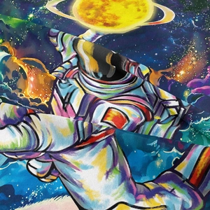 Makro-Detail von hochwertigem Webstoff mit farbenfrohem künstlerischem Astronautenmuster