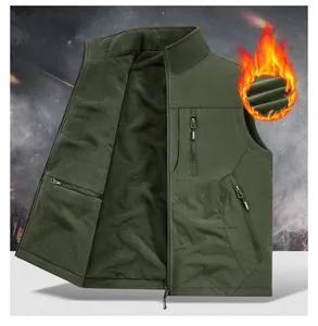 Detail der armee-grünen Weste mit winddichtem Stoff und warmem Fleece-Innenfutter