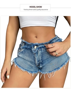 Detail der hellblauen Denim-Shorts mit ausgefransten Säumen und asymmetrischem Bund