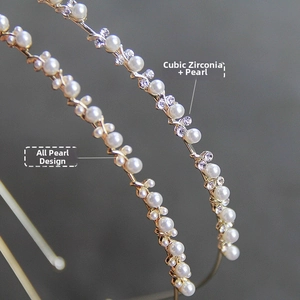Dettaglio di cerchietti dorati sottili con perle bianche e strass scintillanti