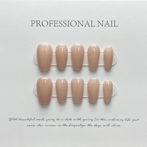 Glänzendes nude-rosa Press-on-Nagelset mit zehn professionellen trapezförmigen Nageltips