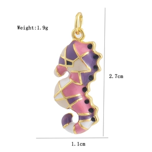 Détail macro du pendentif hippocampe plaqué or 18K avec émail coloré et dimensions