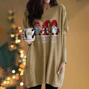 Details des khakifarbenen Weihnachts-Sweatkleids mit Wichtel-Print und Schriftzug