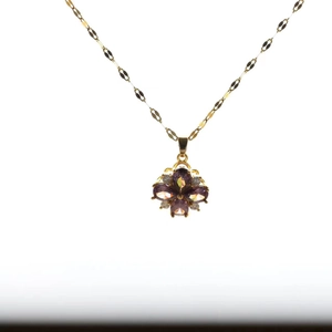 Élégant collier doré avec pendentif fleur en cristal violet et chaîne à maillons