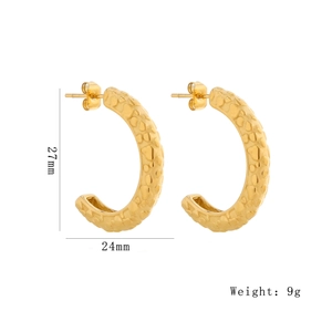 Vue détaillée des boucles d'oreilles C en acier doré avec texture martelée, 27mm