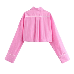 Vista posteriore di una camicia corta a maniche lunghe a righe rosa e bianche