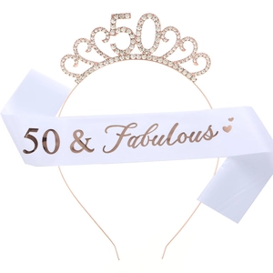 Détail du diadème strass 50 ans et écharpe en satin blanc 50 & Fabulous or rose