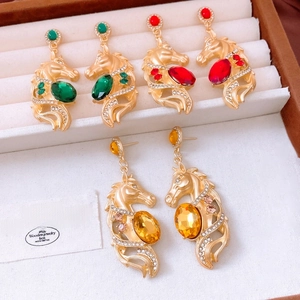 Détails des boucles d'oreilles tête de cheval vintage avec pierres vertes, rouges et jaunes