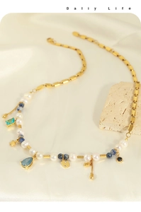 Détail d'un collier plaqué or avec perles d'eau douce et pierres naturelles bleues de style